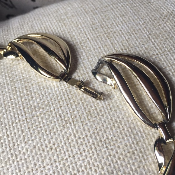 Vintage 80’s Gold Necklace and Earrings - Picture 3 of 4